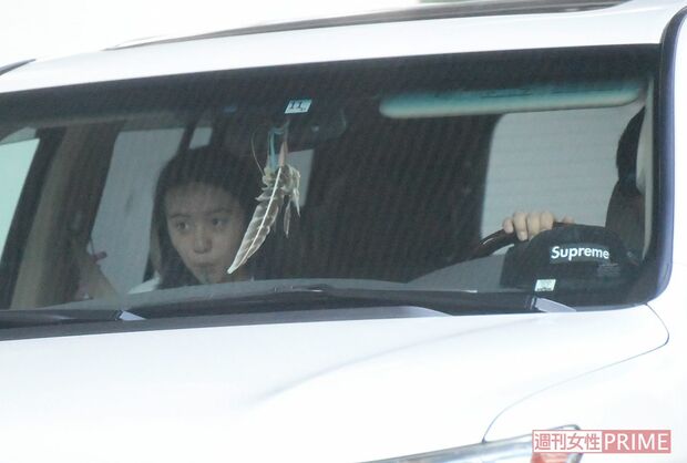 普段は静香の運転する四駆で送迎中の木村。父娘は楽しそうに話していた