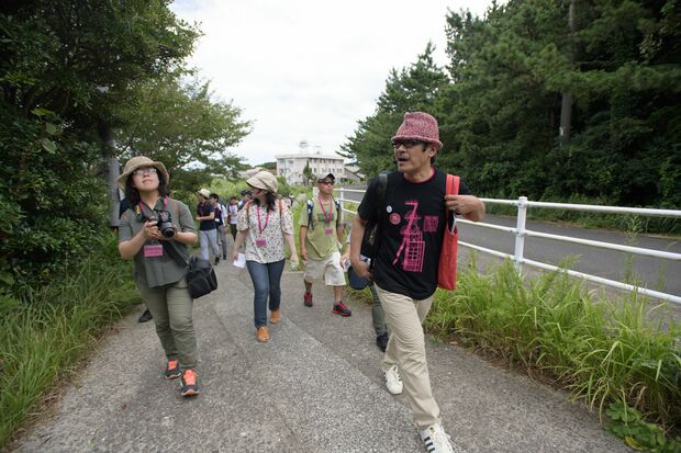 各アパートの間取りや炭鉱職員の階級別に異なる家賃まで詳しくガイドする黒沢さん。炭鉱マンとその家族の暮らしが浮かび上がる