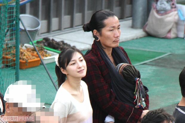 広末涼子と次男を抱いた夫のキャンドル・ジュン氏（2011年）