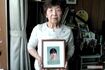 宙恵さんの遺影を手に母、澄子さんは無念の思いを……