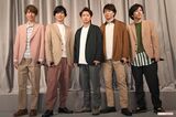 『嵐 活動休止表明会見』にて、5人それぞれが別の方向を向いている