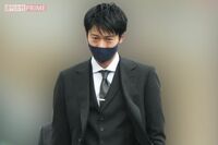 向井理と国仲涼子、次男が通う“セレブ”私立小学校の入学式に出席、無難でシンプルな定番コーデでまとめる…
