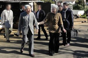 お忍びで子安周辺を散策される両陛下。前日の取材時よりリラックスされた表情（2月1日）