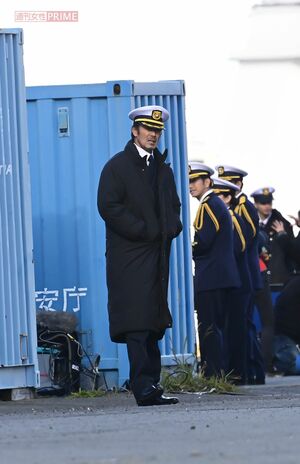 待機中の阿部寛