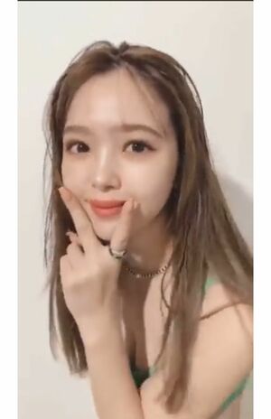 問題となった藤田ニコル写真集のオフショット動画（『ViVi』公式インスタグラムより）