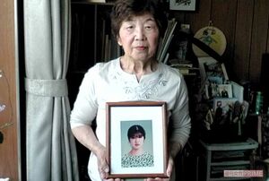 宙恵さんの遺影を手に母、澄子さんは無念の思いを……