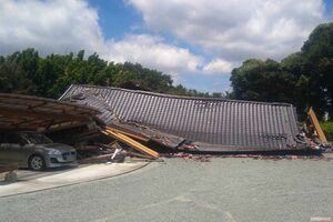 屋根が崩落した、つぶされた住宅