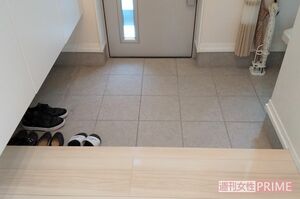 阿部さん宅の玄関のたたきに置いてあるのは、家族３人分の靴とサンダルのみ
