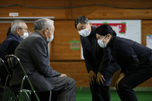 12月17日、豪雨被害に遭い、今も避難生活を続ける地元住民と中腰で目線を合わせながらご懇談