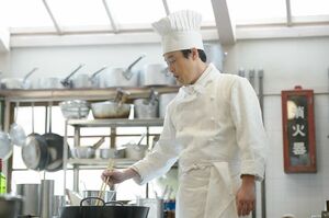 エレキコミックのボケ担当・やついいちろう。『ひよっこ』(NHK総合 月曜~土曜 朝8時~ほか)で、ヒロイン・みね子(有村架純)が働く『すずふり亭』のコック役で本格的な役者デビュー。