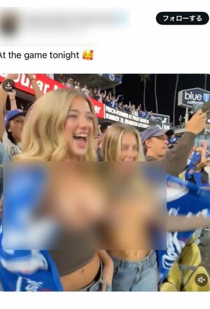 胸を露出する2組の女性(編集部で一部加工)