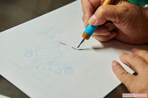 下書きを執筆。スラスラと仕上げていく。線にブレがない 撮影:山田智絵