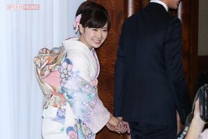 2016年9月の結婚会見にて。退場時に福原は江選手の手をそっと握って