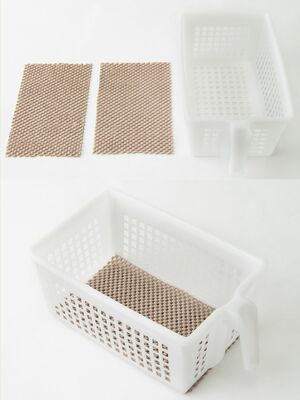 飛び出さない収納ケースの作り方。（上）100均のプラスチックケースと滑り止めシートを用意。シートをケースのサイズに2枚カットする。（下）ケースの底面と内側の両方に両面テープで貼り付けて完成。ケースも滑らないし、中に入れたお皿も動かない