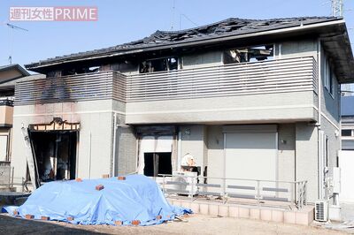 焼け跡が生々しい容疑者の一軒家。庭が広くペットを飼うにはいい環境