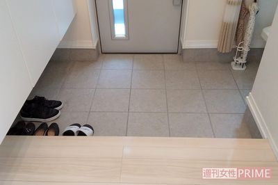 阿部さん宅の玄関のたたきに置いてあるのは、家族３人分の靴とサンダルのみ