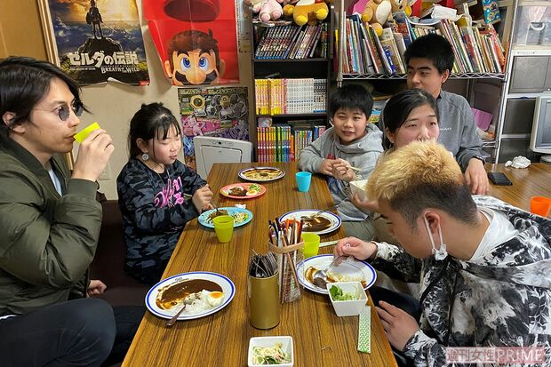 こども食堂で一緒にカレーを食べている山下智久