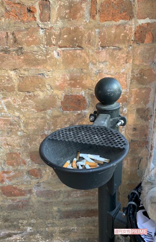 多くのレストランの屋外席には灰皿が置かれている（イタリア、ボローニャの市街地）