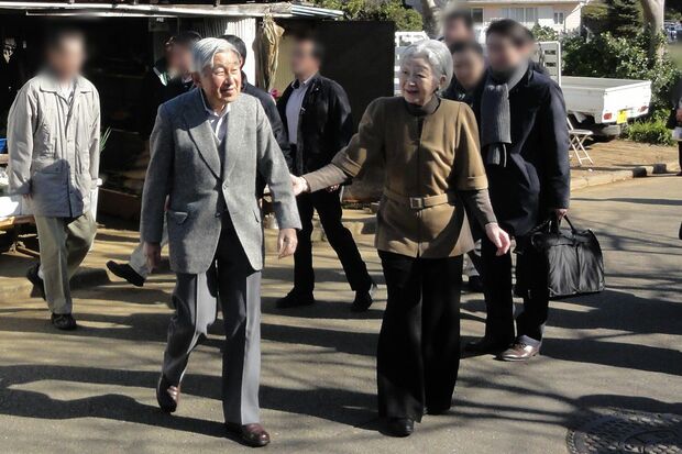 お忍びで子安周辺を散策される両陛下。前日の取材時よりリラックスされた表情（2月1日）