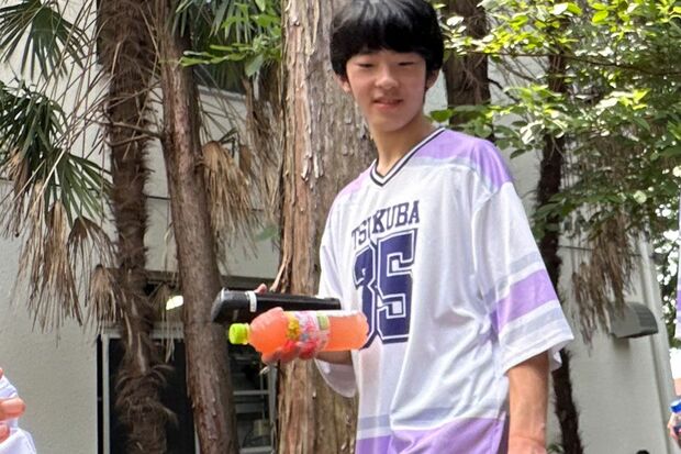 筑波大学附属高校の文化祭で、ご学友と仲睦まじそうに過ごされていた悠仁さま(来場者提供)