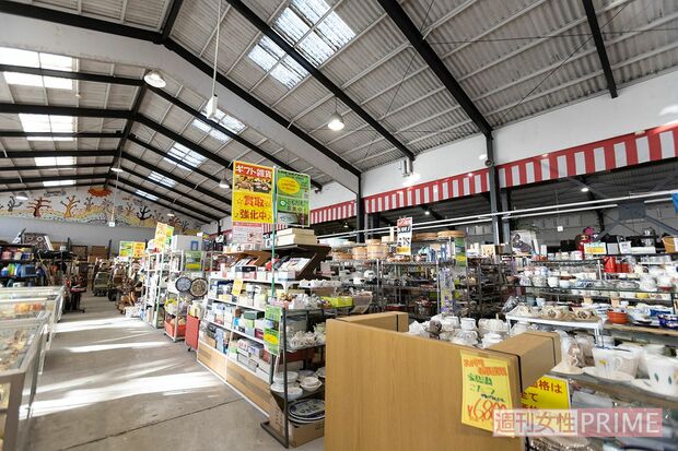 大型の目玉商品が店の外にもずらりと並ぶ。店内には家具や家電、食器や雑貨がきれいに整頓され、隙間なく陳列されている