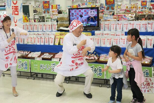 三村申吾青森県知事も踊りながらスーパーで減塩『だし活』を啓発