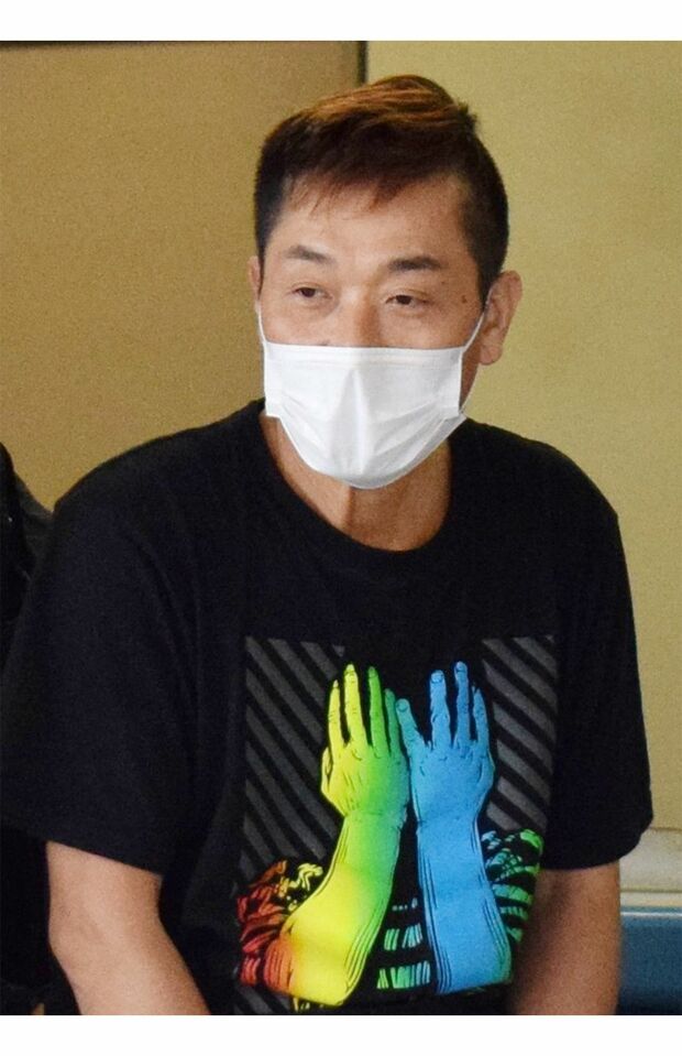 監禁容疑で逮捕された渡辺正人容疑者（2022年10月18日午後、東京都大田区の羽田空港 時事通信フォト）