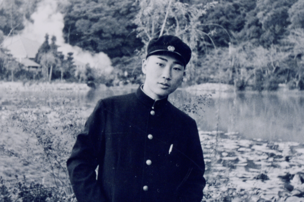 子どものころから成績優秀だった。昭和大学医学部へ進み、大学院では整形外科を選択