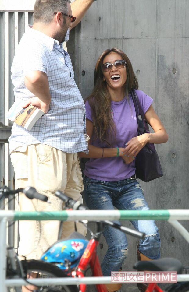 2009年、インターナショナルスクールの関係者や父兄と話す工藤静香