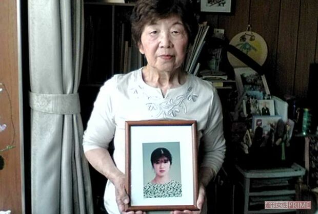 宙恵さんの遺影を手に母、澄子さんは無念の思いを……