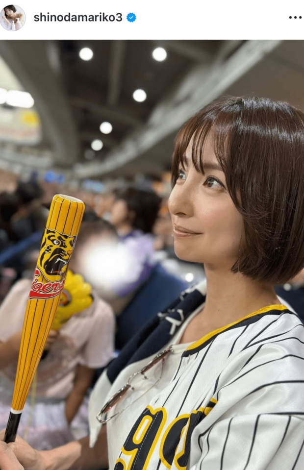 巨人対阪神の試合を観戦した篠田。着ていたタテジマのユニフォームが“非公式品”ではないかと指摘する声が(篠田のインスタグラムより)