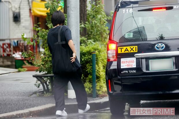 自宅からタクシーに乗り込む加納