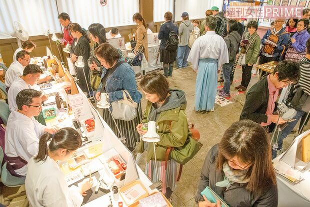 明治天皇を祀る明治神宮の御朱印は皇室ゆかりの菊の紋章が使われている