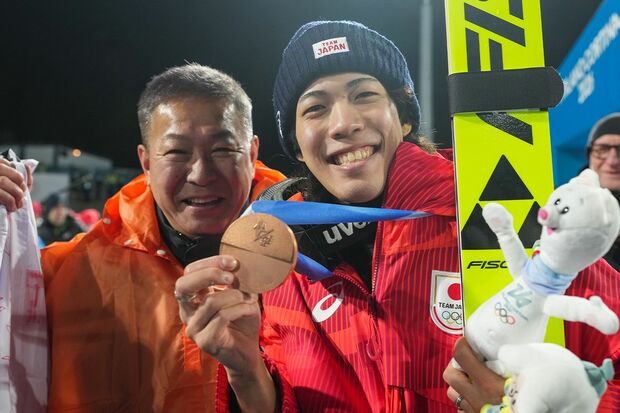 父の二階堂学さんと。学さんは、この会場で開催された'91年の世界選手権に、葛西紀明選手と共に出場した　撮影／JMPA