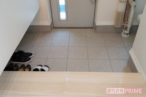 阿部さん宅の玄関のたたきに置いてあるのは、家族３人分の靴とサンダルのみ