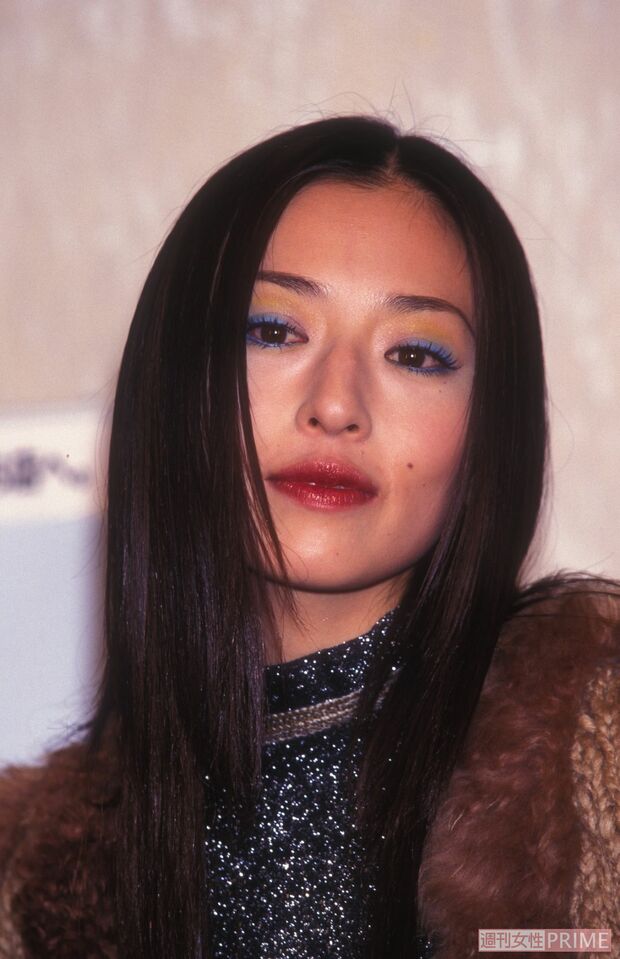 ブルーのアイシャドウが魅力的な松雪泰子（2005年）