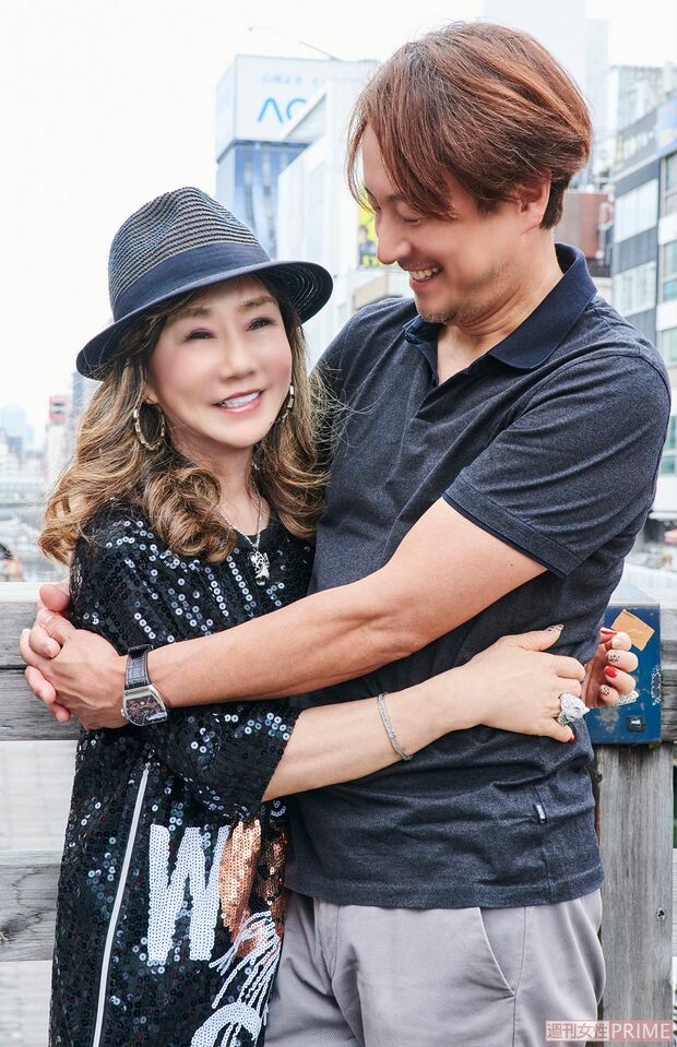 20歳年下の夫の幸治さんとマダム信子
