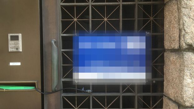 玄関には“FORRENT”の掲示があった