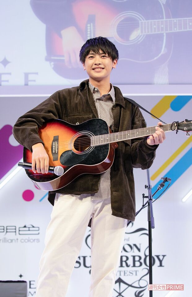 『第33回ジュノン・スーパーボーイコンテスト』（'20年11月22日）の1次審査（特技披露）ではDISH//の『猫』を弾き語り　撮影／北村史成