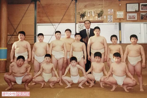 前列左から2人目が炎鵬。スーツを着ているのは若貴兄弟の父である、故・二子山親方