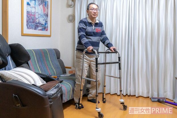 家の中を移動するにも歩行器を使い、外出することはほとんどない　撮影/佐藤靖彦