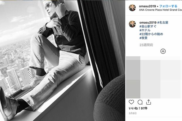 なんらかのポーズをとる宮崎容疑者、モノクロバージョンも（本人のSNSより）