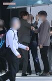 スタッフのハネた前髪を手で押さえて直してあげる菊池風磨。その優しさはまさに“王子様”