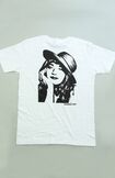 誰もが目を引く、背中に大きく貴乃花の女装姿がプリントされたTシャツ
