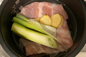 材料を入れてスイッチを押すだけ、炊飯器への“丸投げ”調理