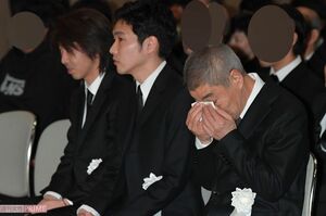 （写真手前から）ハンカチで涙を拭う柄本明と、息子の柄本佑、柄本時生