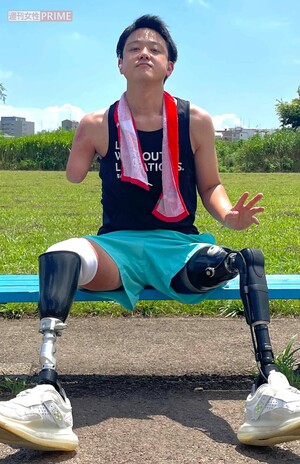 20歳のとき、仕事からの帰宅途中で線路に転落し、両足と右腕を失った山田千紘さん。日々のリハビリを怠らず、今では義足での運転免許取得や、三肢切断者として初めて富士山登頂を成功させている　写真提供／山田千紘さん