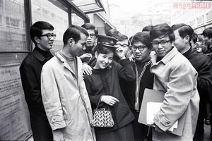 早稲田大学卒業式にて、“サユリスト”とおぼしき大勢の男子学生に囲まれた吉永小百合（'69年卒業）