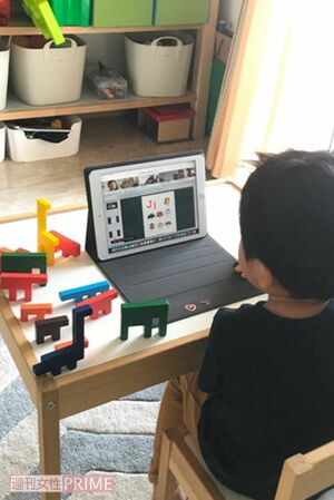 オンライン授業を受ける4歳の息子（北村研二さん提供写真）