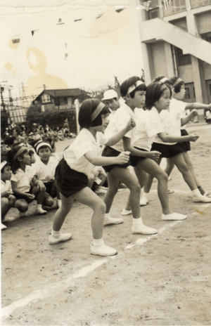 新庄小学校の運動会にて。かけっこでは負け知らず(いちばん手前が近藤典子さん本人)